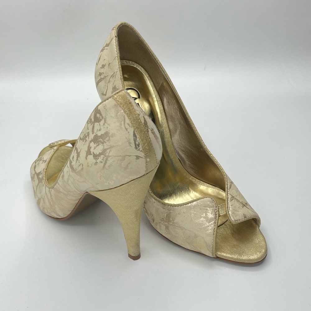 Elevate your style with Carlos Santana Gold Pounce Peep Toe Pumps - Size 7M